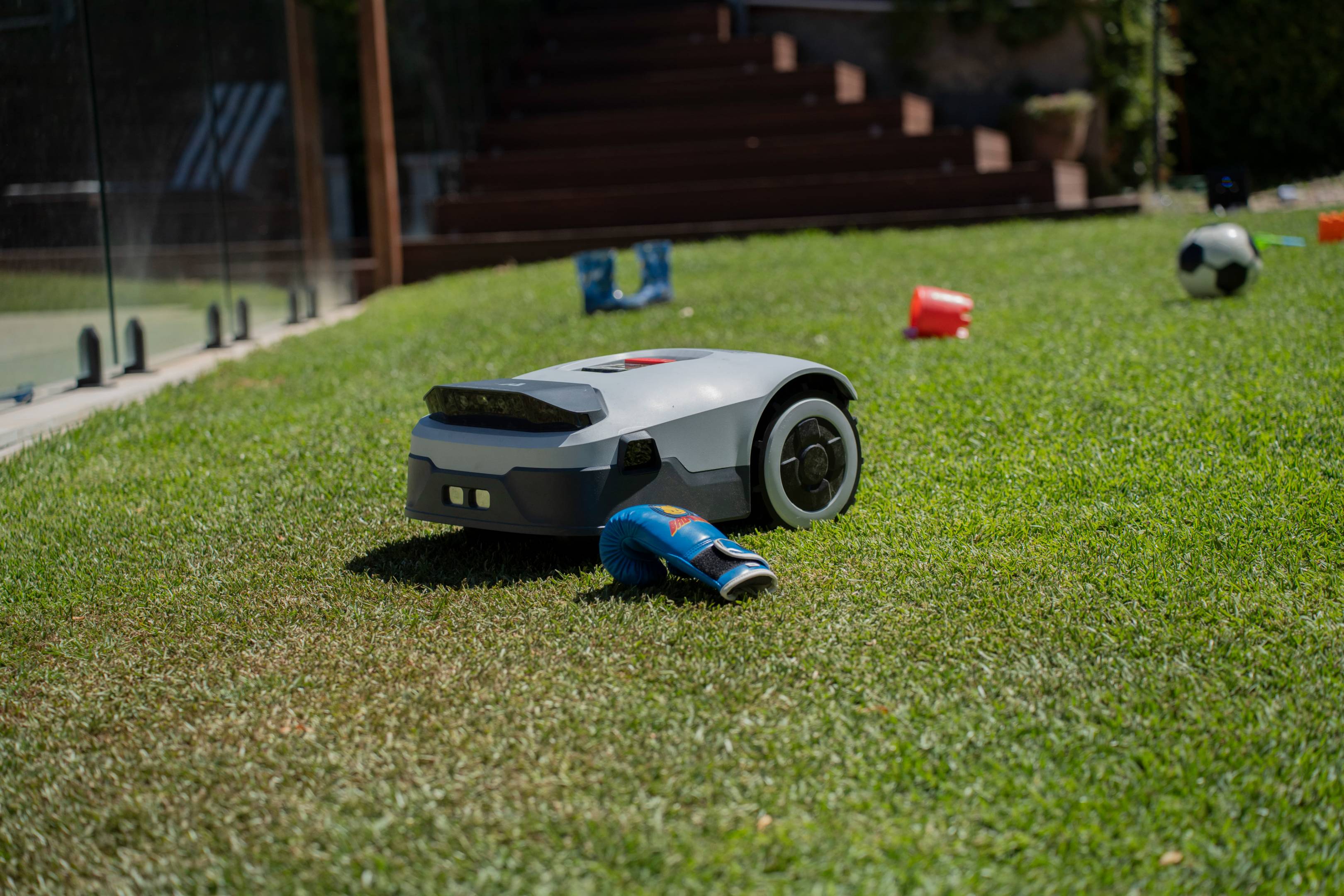 ANTHBOT Genie 3000 – Bewertung und Test eines kabellosen Roboter-Rasenmähers mit Premium-Technologie.
