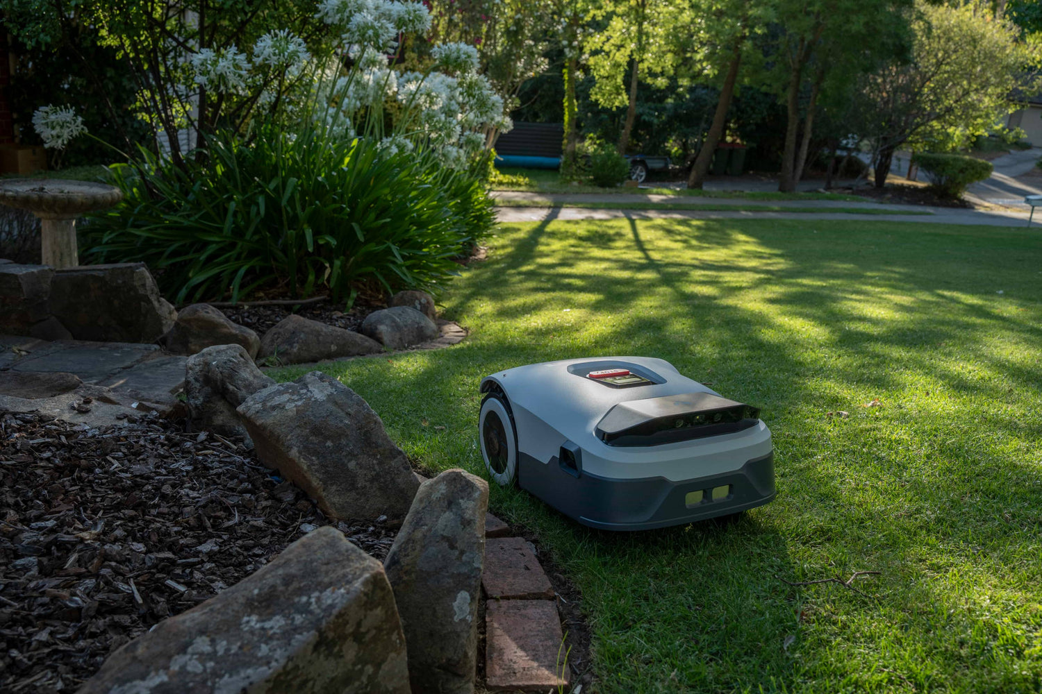 Ich teste den ANTHBOT Genie 3000 Roboter-Rasenmäher, um den Aufwand des Rasenmähens hinter mir zu lassen.