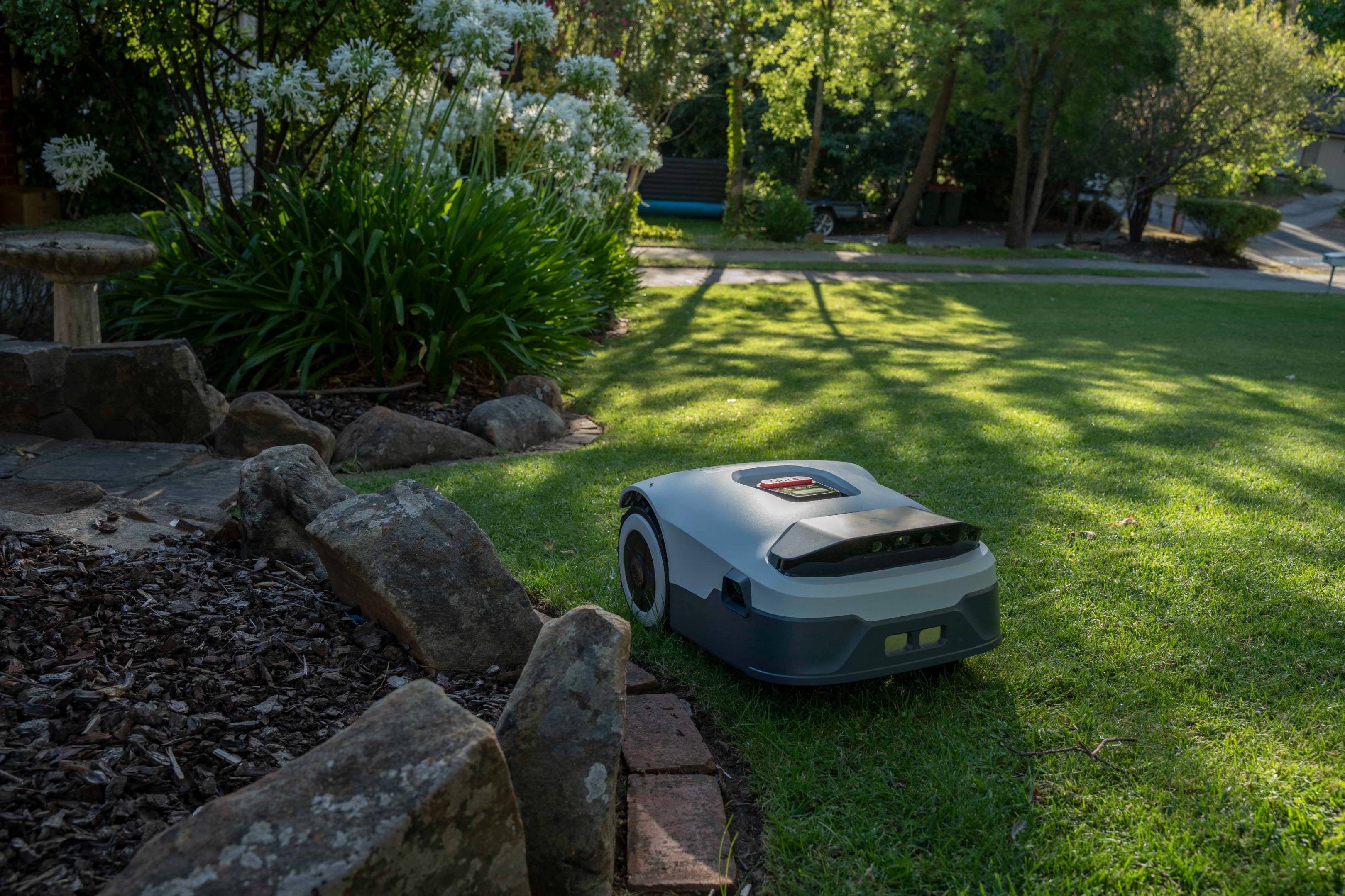 Ich teste den ANTHBOT Genie 3000 Roboter-Rasenmäher, um den Aufwand des Rasenmähens hinter mir zu lassen.