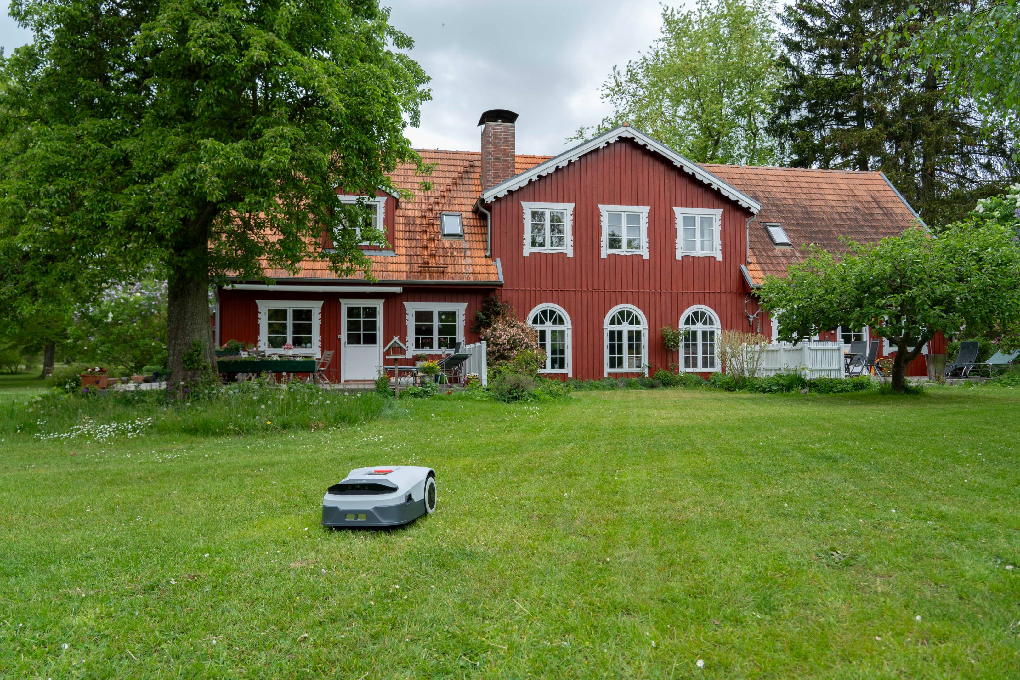 Anthbot Genie 3000 Bewertung: Roboter-Rasenmäher mit RTK und vier Kameras für große Gärten.
