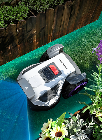 ANTHBOT Mähroboter in einem Garten mit engem Randbereich