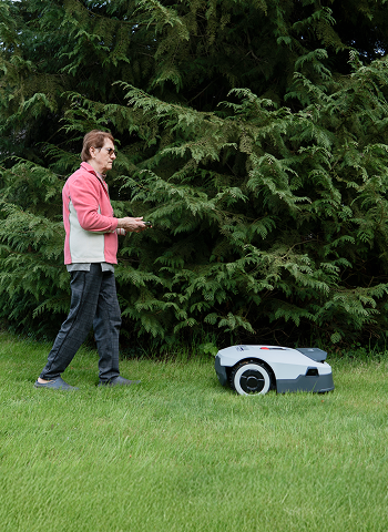 ANTHBOT Genie Mähroboter auf großer Rasenfläche